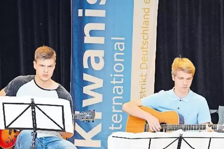 Erfolgreich in der Kiwanis-Wertung: das Gitarrenduo Nikolas Räuber (links) und Benjamin Dulla.
