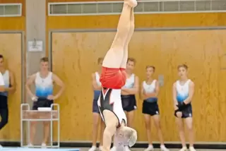 Kerzengerader Handstand: Nick Leßmeister (TT Sickingen) beim Bodenturnen im Wettkampf gegen den TV Bad Bergzabern.