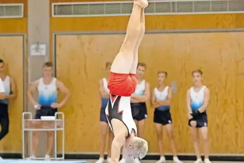 Kerzengerader Handstand: Nick Leßmeister (TT Sickingen) beim Bodenturnen im Wettkampf gegen den TV Bad Bergzabern.