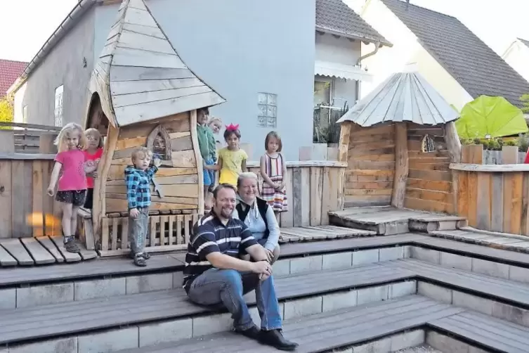 Bernd Oberbeck und Susanne Schäfer mit Kindern im „Burghof”.