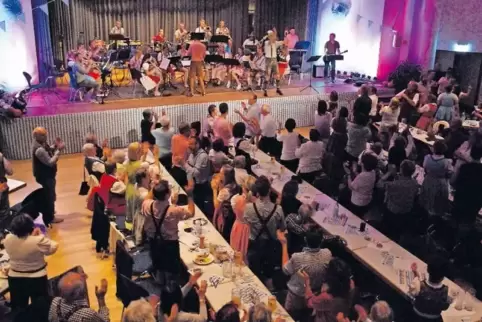 Prima Stimmung beim Oktoberfest: Die Gäste singen und klatschen fleißig mit, viele hält es nicht mehr auf ihren Plätzen.