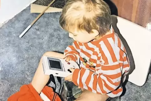Der Sohn daddelt auf dem stillen Örtchen.