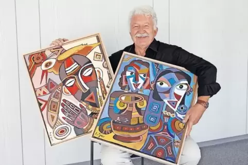 Günther Lupatsch mit zweien seiner Werke, zu denen ihn seine Reisen nach Afrika inspiriert haben.