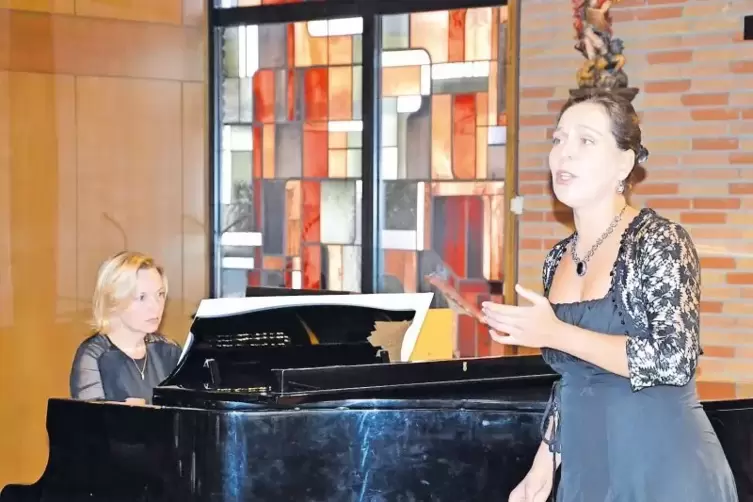Sehr harmonisch war die Darbietung der Pianistin Olga Lenkeit und der Sopranistin Tatjana Petersen.