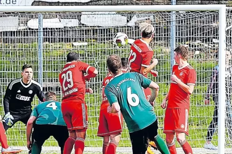 Im April 2018 zirkelte VB-Spieler Felix Brunner (Nummer 6) bei einem Freisto&szlig; den Ball &uuml;ber die Mauer des TSC Zweibr&uuml;cken und tr