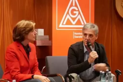 Sicherte dem Betriebsratsvorsitzenden von Bosch in Homburg, Oliver Simon (rechts), ihre Unterstützung zu: die rheinland-pfälzisc