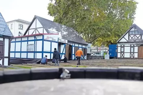 Vorne Fass, hinten Haiselscher: Das Winzerdorf am Saalbau ist fast fertig.