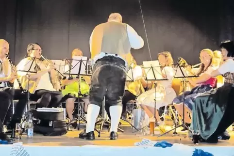Der Musikverein Hauenstein auf der Bühne der Trualbhalle Trulben mit seinem neuen musikalischen Leiter Markus Rehbehn.
