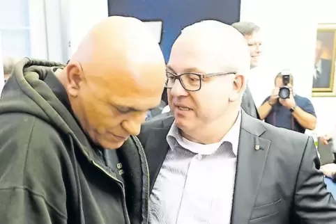 Am Wahlabend noch unterhielten sich Atilla Eren (links) und Christian Gauf (CDU) über ihre Erfahrungen im Wahlkampf. Eren sagte 