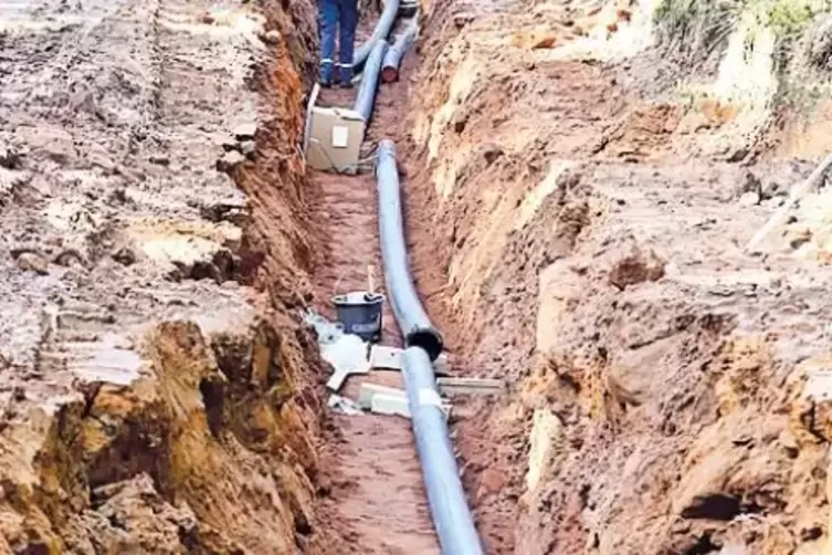 Die ersten Rohre der Wasserleitung liegen schon im Graben.