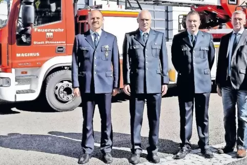 Stadtfeuerwehrinspekteur Karl-Heinz-Bär (Zweiter von links) stehen nun Tobias Roscher (links) und Michael Füßgus (Zweiter von re