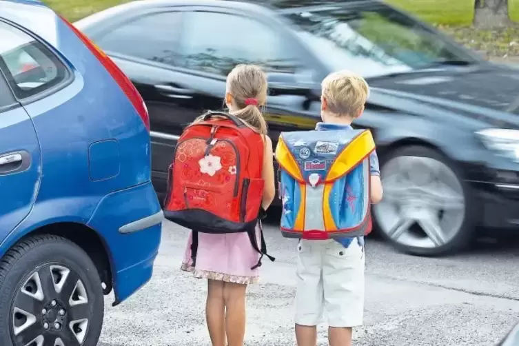 Für Schulkinder wird es unübersichtlich und damit gefährlich, wenn zu viele Autos direkt vor die Schule sausen. Das Problem mit 