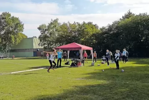 Jana Frank beim Schleuderball .