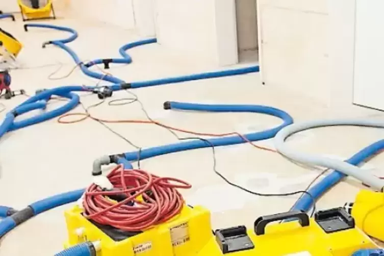 Wie die Arme eines Kraken verlaufen die Trocknungsleitungen in Keller und Erdgeschoss.