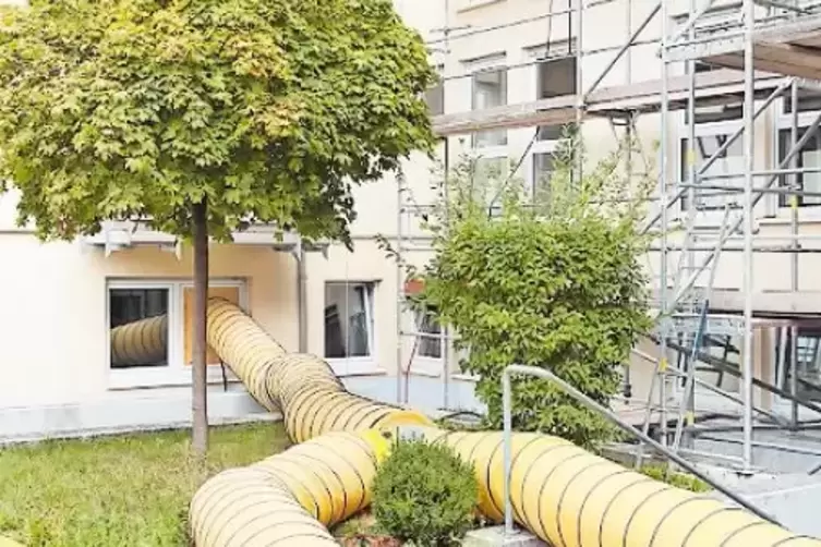 &Uuml;ber volumin&ouml;se Leitungen wird von au&szlig;en warme Luft ins Geb&auml;ude geblasen.