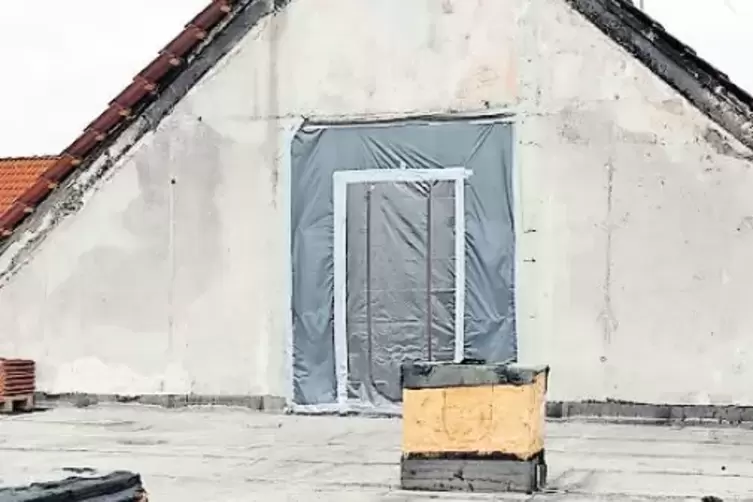Die Brandmauer im Dachgeschoss verhinderte ein &Uuml;bergreifen der Flammen.