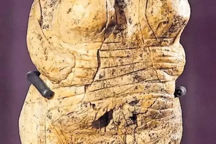 Der Anfang: die Venus vom Hohle Fels, um 40.000 Jahre alt.
