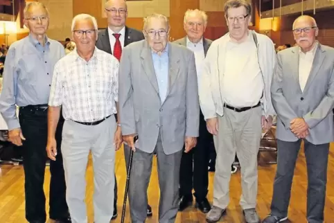 Unter anderem wurden Peter Meier (ganz links), Walter Hellmann (vierter von links) und Hermann Willy (erster von rechts) vom Bev