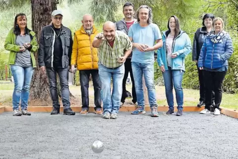 Elmsteins Ortsbürgermeister Stefan Herter versucht sich im Boulespiel.