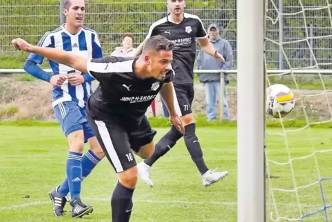 Kein weiteres Tor für den Insheimer Torschützen Alexander Baljak: Der Ball geht am Gehäuse vorbei. Insheim verlor in Essingen mi
