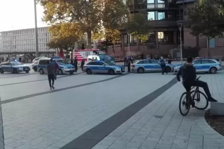 Der Tatort am Dienstagabend: Acht Streifenwagen und ein Notarzt waren auf dem Berliner Platz in der Ludwigshafener Stadtmitte. F