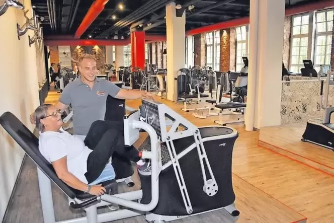 Fitness für jedes Alter bietet Springers Gesundheitszentrum. Geschäftsführer Lars Springer kontrolliert, ob Mitglied Coby Walthe Fitness für jedes Alter bietet Springers Gesundheitszentrum. Geschäftsführer Lars Springer kontrolliert, ob Mitglied Coby Walthe