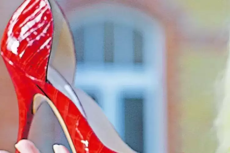 Schuh-schick: Eine zwei Meter hohe Werbetafel in Form eines roten High Heels wird am Ortsrand Richtung B 10 aufgestellt.