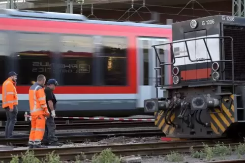 Die Bergung der Lok läuft seit Mittwoch, 8 Uhr.  Foto: Iversen