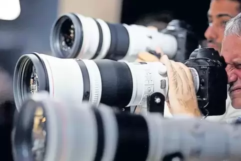 Messebesucher testen Teleobjektive des japanischen Unternehmens Canon auf der gestern gestarteten Fotografie-Branchenmesse Photo