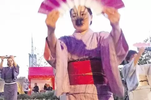 Am Rasenrondell zeigte die japanische Tanzgruppe Bon-odori traditionelle Rundtänze.