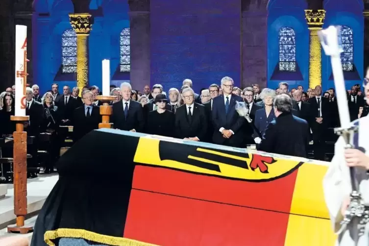 Juli 2017: Trauergottesdienst f&uuml;r Helmut Kohl im Dom. Direkt hinter dem Sarg Maike Kohl-Richter (mit Hut) zwischen Ex-US-Pr&auml;side