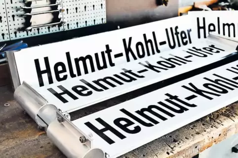 Einsatzbereit: die Schilder „Helmut-Kohl-Ufer“ lagerten bis zum Aufhängen im Baubetriebshof. Dort wurden sie auch hergestellt.