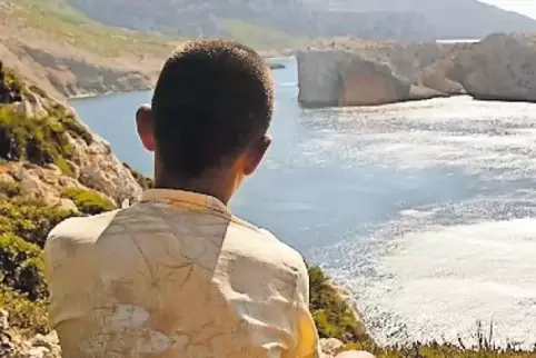 Ein Marokkaner schaut aus Mittelmeer. Es sind nicht nur Schwarzafrikaner, die von der Überfahrt nach Spanien träumen.