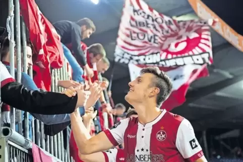 Lautstarke Unterstützung: Gino Fechner dankt den mit nach Braunschweig gereisten FCK-Fans.