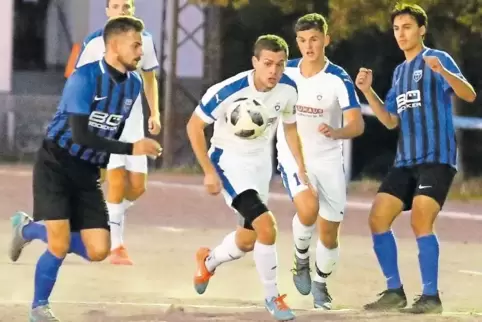 Auf Ballhöhe: TuRa Otterstadt (weiße Spielkleidung) gegen FC Speyer 09 II.