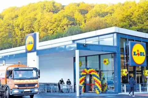 Kurz vor Eröffnung der neuen Lidl-Filiale in der Hauptstraße: Die Kehrmaschine beseitigt auf dem Parkplatz die letzten Spuren de