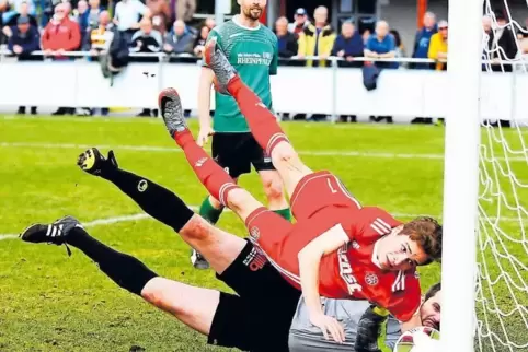 Spektakulärer Treffer: Ende März nutzt TSC-Stürmer Marcel Julier seine Chance, um den am Boden liegenden VB-Keeper Joshua Prine 