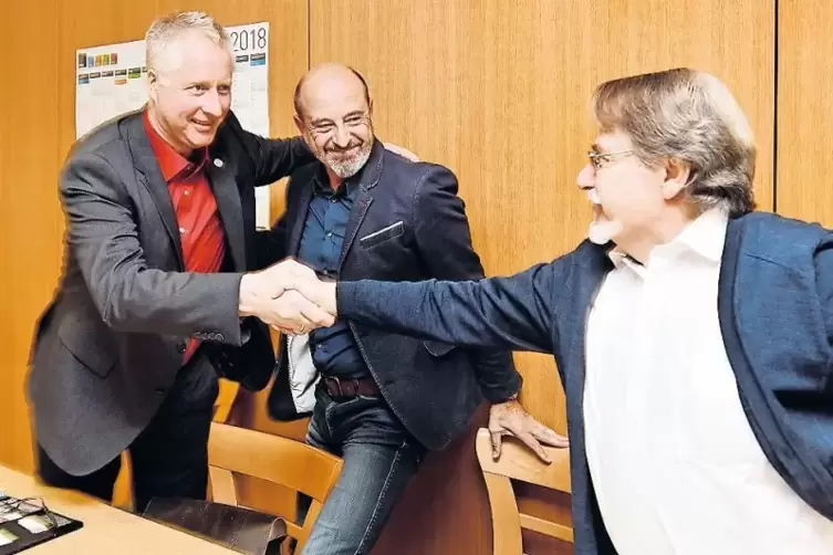 Gratulation: Wilhelm Kannegießer (rechts) und Walter Feiniler beglückwünschen Jürgen Hook (links) nach seiner Kür zum Kandidaten