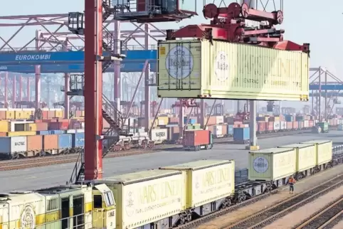Container werden im Hafen von Hamburg verladen. Die Welthandelsorganisation (WTO) senkte ihre Prognose für das Wachstum des Welt