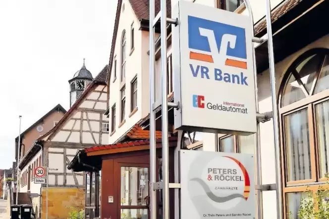 Ein VR-Bank-Geldautomat bleibt vorerst in Insheim erhalten. Ein VR-Bank-Geldautomat bleibt vorerst in Insheim erhalten.