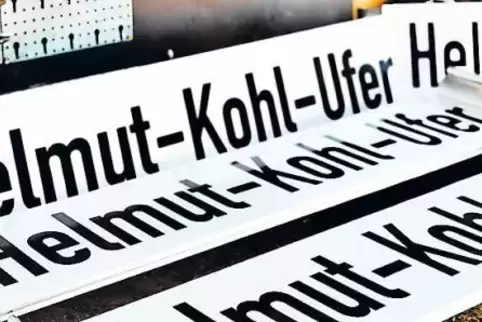 Einsatzbereit sind die Schilder „Helmut-Kohl-Ufer“, nicht rechtzeitig fertig wurden die Zusatzschilder, die über den Altkanzler 