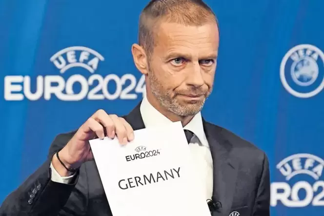 15.21 Uhr gestern: Uefa-Präsident Aleksander Ceferin mit dem Blatt, auf dem der Sieger steht. 15.21 Uhr gestern: Uefa-Präsident Aleksander Ceferin mit dem Blatt, auf dem der Sieger steht.