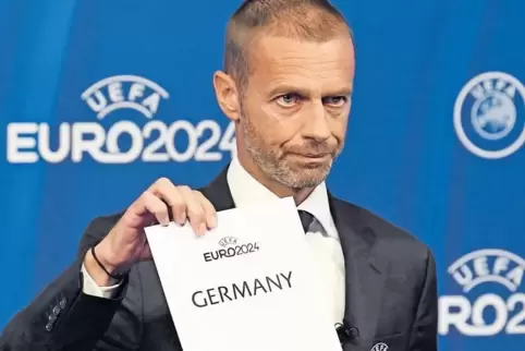 15.21 Uhr gestern: Uefa-Präsident Aleksander Ceferin mit dem Blatt, auf dem der Sieger steht.
