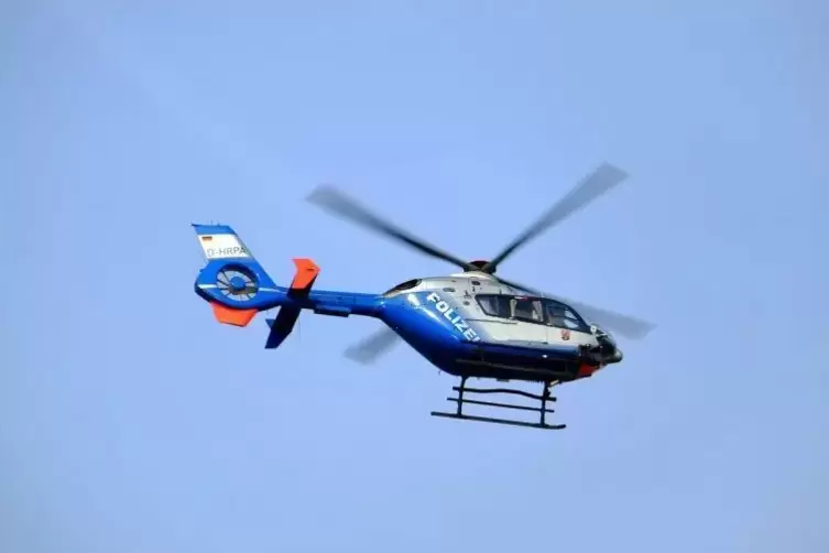 Auch ein Hubschrauber half bei der Suche nach den Einbrechern. Foto: Polizei 