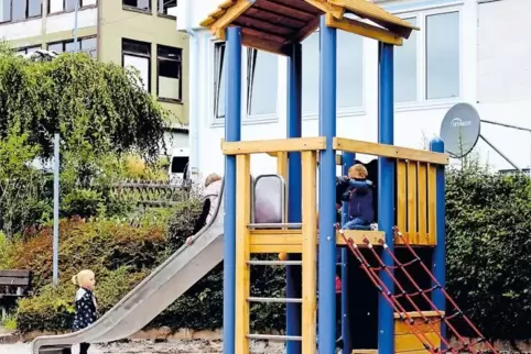 Der Dorfnachwuchs erobert das neue Spielgerät.