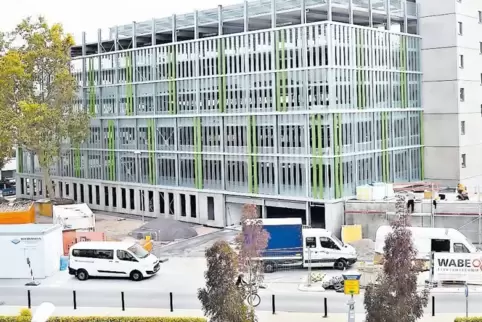 Aus Profilglas, grünlich gefasst, ist die Fassade des neuen Parkhauses am Dom in Worms.