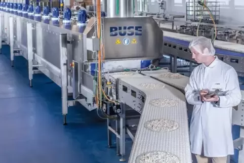 Betriebsleiter Jochen Zwick bei einer Kontrolle in der automatisierten Flammkuchen-Produktion.
