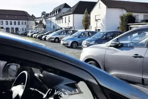 Parkplätze sind in Dirmstein rar. Deshalb ist der Schlossplatz immer gut mit Autos gefüllt, und deshalb besteht die Gemeinde auf