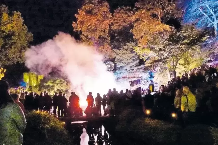 Eine Dampfwolke hüllt den unteren Teich im Japanischen Garten beim Feuerwerk ein.