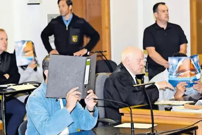 Das Landgericht Frankenthal hält die drei Angeklagten des Mordes, des Menschenraubes und der räuberischen Erpressung mit Todesfo